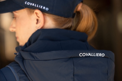 Czapka z daszkiem Covalliero w kolorze granatowym zaprezentowana przez modelkę