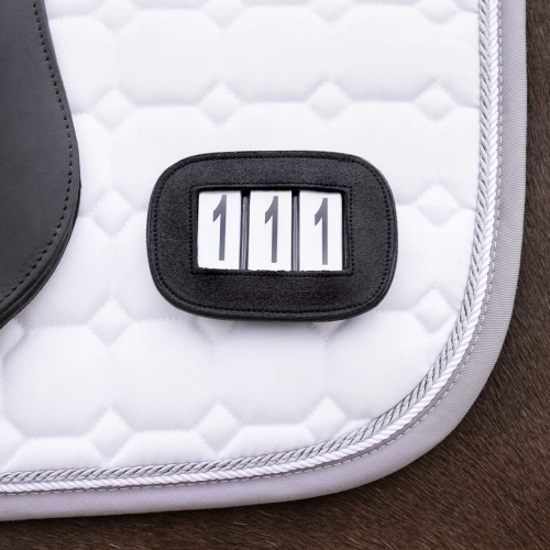 Numerek startowy QHP Shine w kolorze czarnym na czapraku