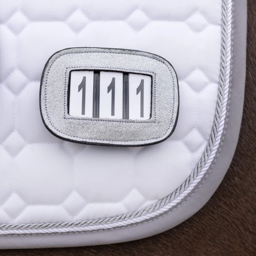 Numerek startowy QHP Shine w kolorze srebrnym na czapraku