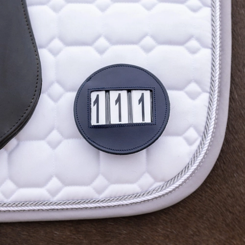 Numer startowy w kolorze granatowym QHP Modeste Round na czapraku