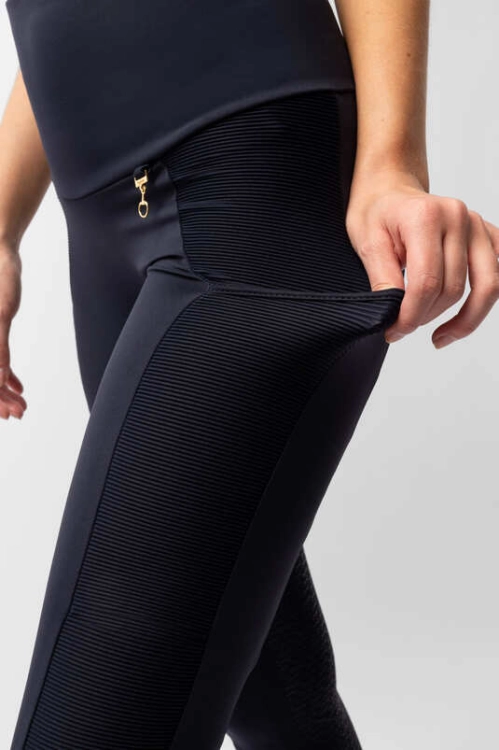 Legginsy jeździeckie letnie Horze Mathilde w kolorze granatowym zaprezentowane przez modelkę widoczne z tyłu