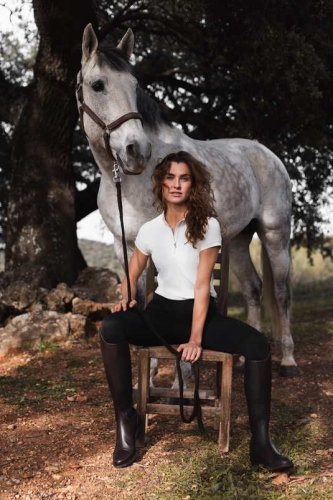 Legginsy jeździeckie w kolorze granatowym Horze Sophia zaprezentowane przez modelkę