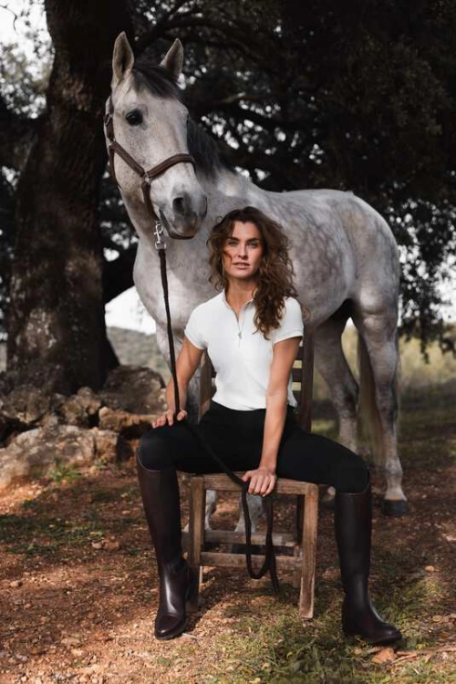 Legginsy jeździeckie w kolorze granatowym Horze Sophia zaprezentowane przez modelkę