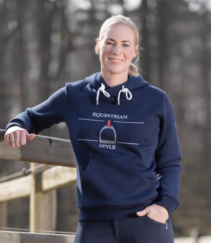 Bluza jeździecka HKM Equine Sports w kolorze granatowym zaprezentowana przez modelkę