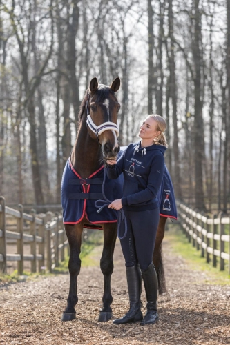 Bluza jeździecka damska HKM Equine Sports w kolorze granatowym zaprezentowana przez modelkę