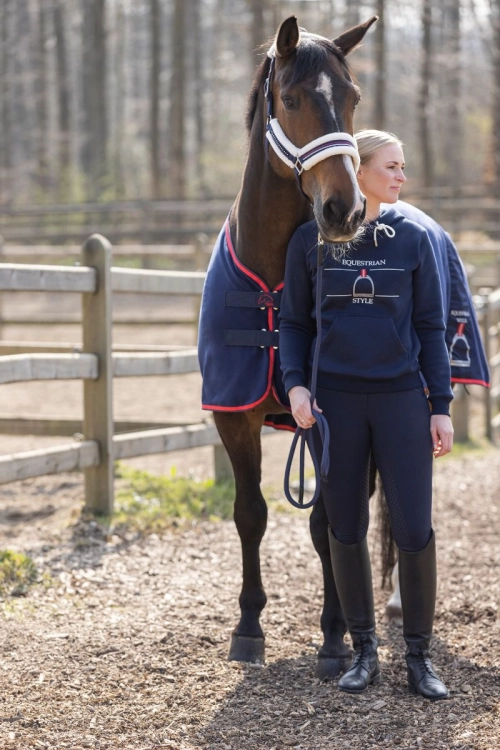 Bluza do jazdy konnej HKM Equine Sports w kolorze granatowym zaprezentowana przez modelkę