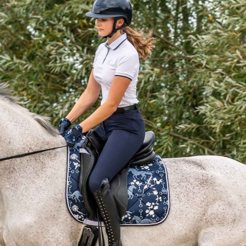Bryczesy z lejem skórzanym w kolorze granatowym HKM Blomsbury zaprezentowane przez modelkę podczas jazdy konnej