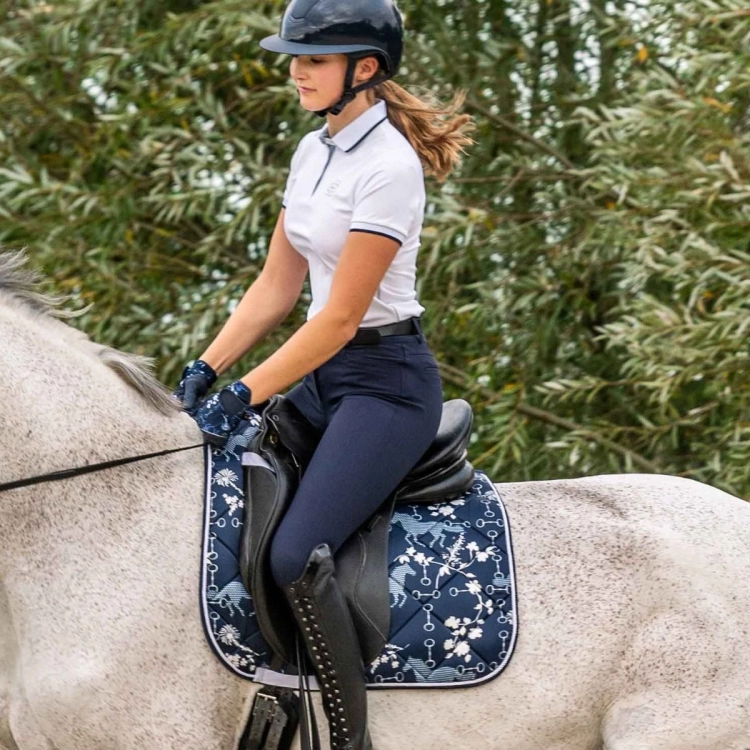 Bryczesy z lejem skórzanym w kolorze granatowym HKM Blomsbury zaprezentowane przez modelkę podczas jazdy konnej