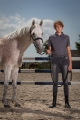Bryczesy chłopięce jeansowe Harry's Horse w kolorze szarym zaprezentowane przez modela