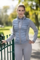 Kurtka jeździecka combi HKM Prag zaprezentowana przez modelkę widoczna z przodu