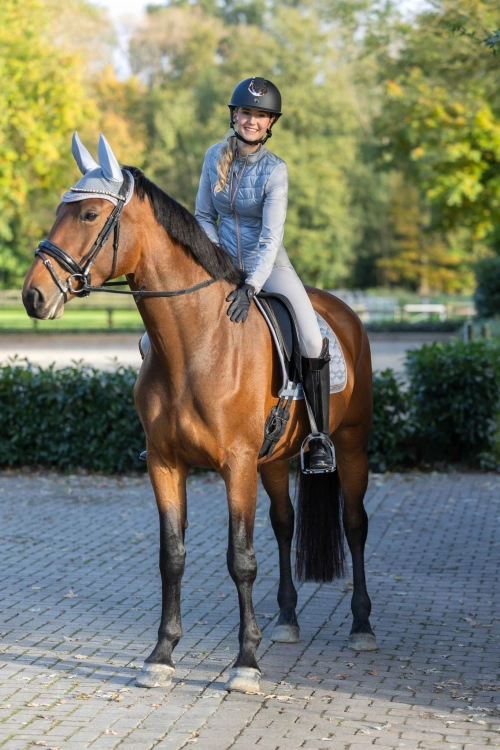 Kurtka do jazdy konnej combi HKM Prag zaprezentowana przez modelkę podczas jazdy konnej