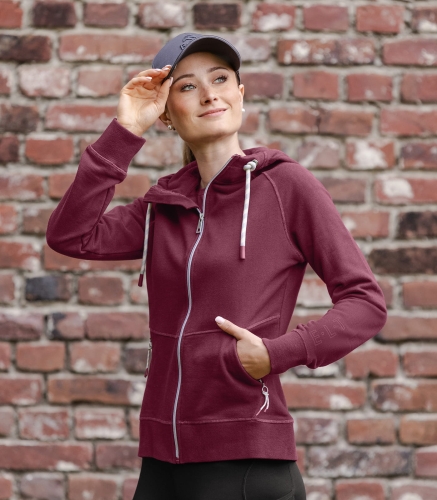 Bluza jeździecka ELT Pamplona w kolorze czerwonym zaprezentowana przez modelkę