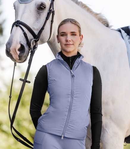 Kamizelka jeździecka ELT Palma w kolorze błękitnym zaprezentowana przez modelkę