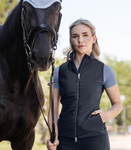 Kamizelka jeździecka ELT Palma w kolorze granatowym zaprezentowana przez modelkę