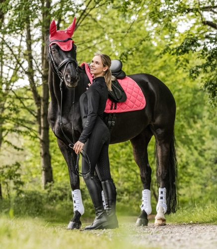Nauszniki dla konia Waldhausen Elegant w kolorze hibiscus na koniu, z czaprakiem do kompletu