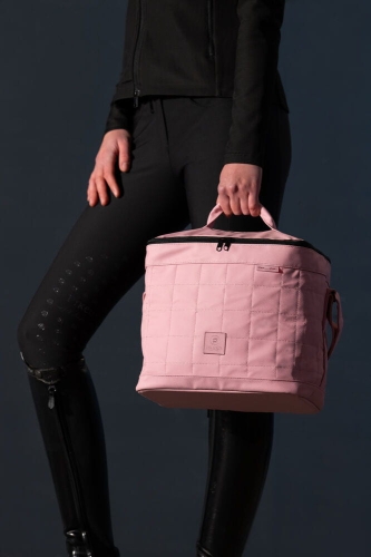 Torba na szczotki Eskadron Platinum Leather w kolorze różowym zaprezentowana przez modelkę