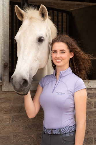 Bluzka jeździecka damska Harry's Horse Hazel w kolorze fioletowym zaprezentowana przez modelkę