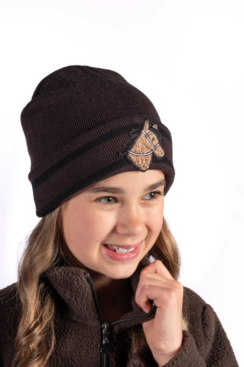 Czapka dziecięca z koniem HKM Junior Mia w kolorze brązowym, zaprezentowana przez modelkę