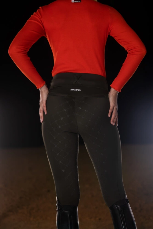 Breginsy Eskadron Flex w kolorze deep green zaprezentowane przez modelkę widoczne z tyłu