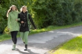 Płaszcz jeździecki HKM Ohio w kolorze zielonym i czarnym  zaprezentowany przez modelki