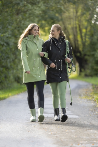 Buty wodoodporne na lato HKM Davos Summer w kolorze czarnym i zielonym zaprezentowane przez modelki