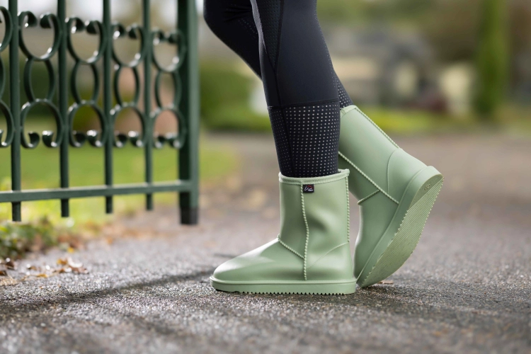 Buty wodoodporne na lato HKM Davos Summer w kolorze zielonym zaprezentowane przez modelkę