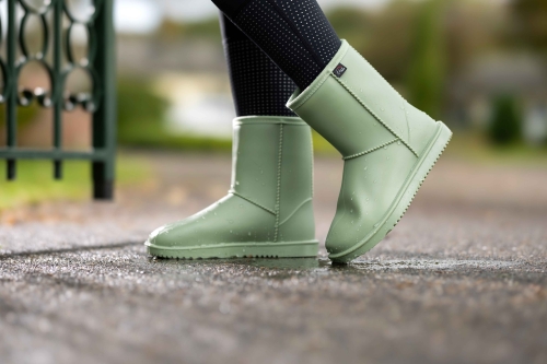 Buty wodoodporne na lato HKM Davos Summer w kolorze zielonym zaprezentowane przez modelkę
