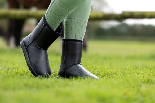 Buty na lato do stajni HKM Davos Summer w kolorze czarnym zaprezentowane przez modelkę