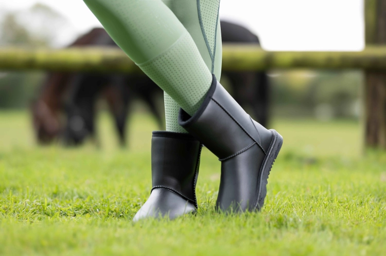 Buty do stajni na lato HKM Davos Summer w kolorze czarnym zaprezentowane przez modelkę
