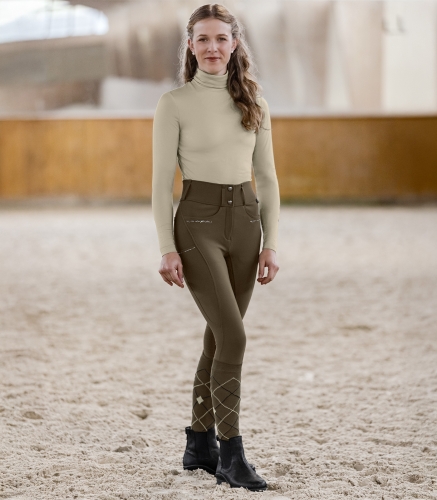 Koszulka jeździecka z golfem ELT Madison w kolorze beige grey zaprezentowana przez modelkę
