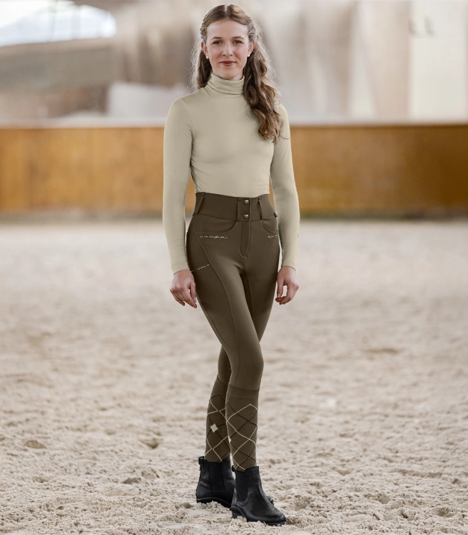 Koszulka jeździecka z golfem ELT Madison w kolorze beige grey zaprezentowana przez modelkę