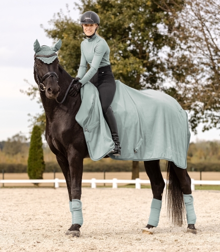Akcesoria dla konia i jeźdźca ELT w kolorze silver blue zaprezentowana przez modelkę