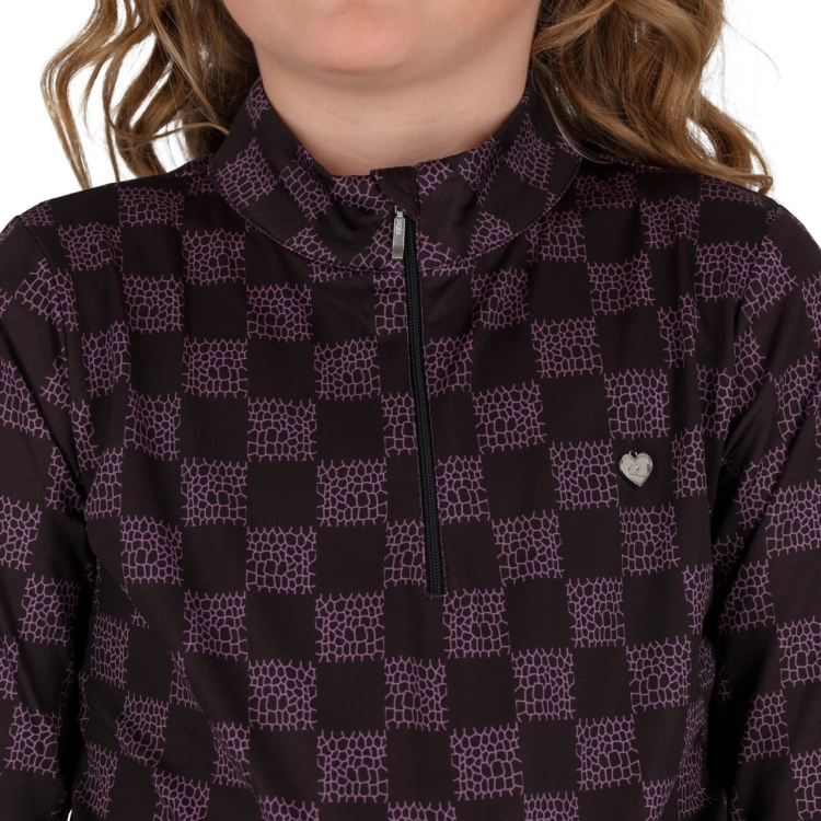Bluzka do jazdy konnej ze stójką QHP Junior Lize w kolorze fioletowym zaprezentowana przez modelkę
