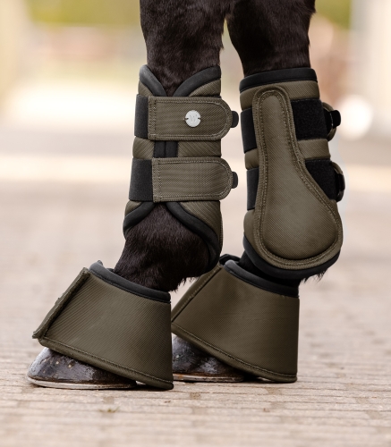 Ochraniacze i kaloszki dla konia  Waldhausen Comfort Fit w kolorze brązowym na koniu