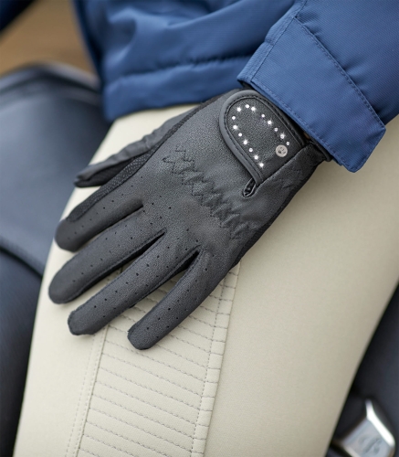 Rękawiczki jeździeckie zimowe ELT Allrounder Winter w kolorze black zaprezentowane przez modelkę