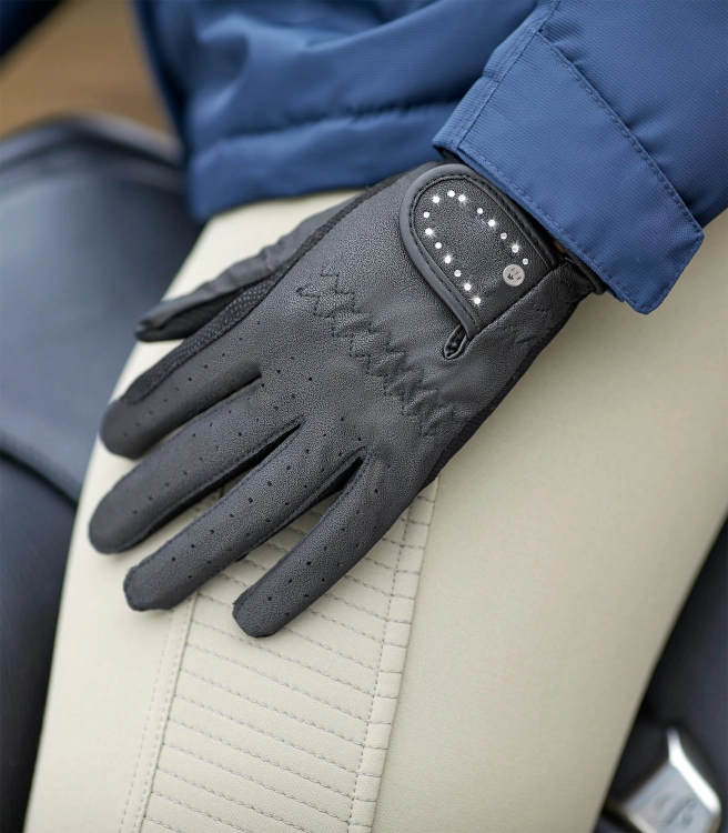 Rękawiczki jeździeckie zimowe ELT Allrounder Winter w kolorze black zaprezentowane przez modelkę