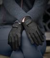 Rękawiczki do jazdy konnej zimowe ELT Allrounder Winter w kolorze black zaprezentowane przez modelkę