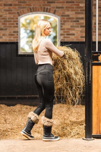 Bryczesy zimowe Horze Mira w kolorze czarnym zaprezentowane przez modelkę