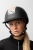 Kask do jazdy konnej Horze Arix II Crystal w kolorze czarnym i różowym zaprezentowany przez modelkę