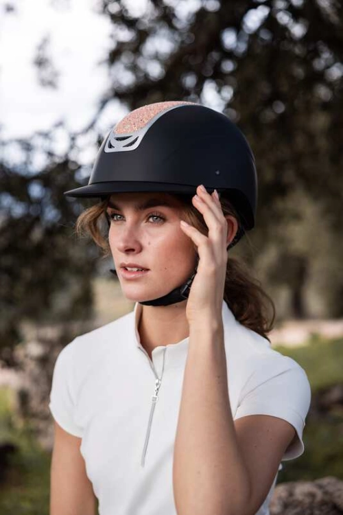 Kask jeździecki Horze Arix II Crystal w kolorze czarnym i różowym zaprezentowany przez modelkę