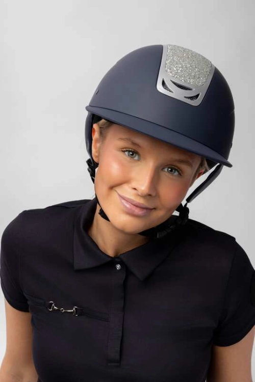 Kask do jazdy konnej Horze Arix II Crystal w kolorze granatowym i srebrnym zaprezentowany przez modelkę