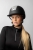Kask do jazdy konnej Horze Arix II Crystal w kolorze czarnym i srebrnym zaprezentowany przez modelkę