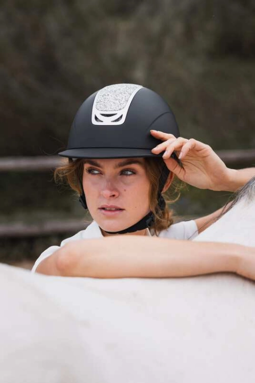 Kask jeździecki Horze Arix II Crystal w kolorze czarnym i srebrnym zaprezentowany przez modelkę