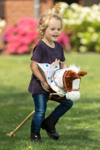 Konik Hobby Horse w derce w kolorze białym w serduszka HKM
