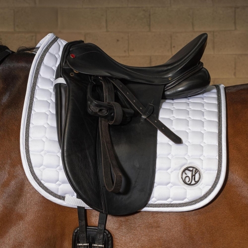 Czaprak ujeżdżeniowy Harry's Horse Reverso Competition w kolorze białym  na koniu pod siodłem