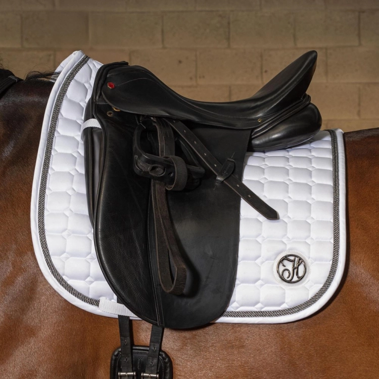 Czaprak ujeżdżeniowy Harry's Horse Reverso Competition w kolorze białym  na koniu pod siodłem
