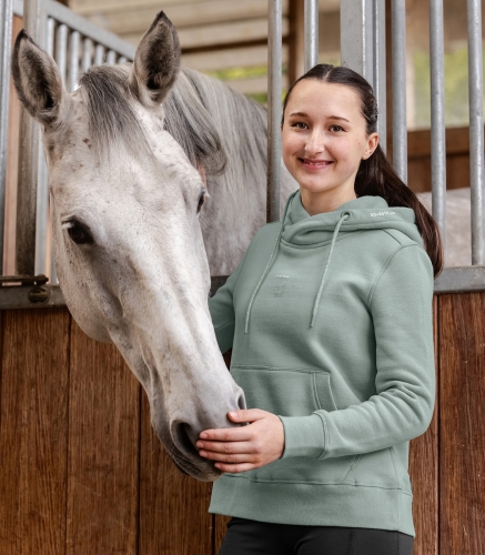 Bluza jeździecka dziecięca ELT Junior Ariana w kolorze silver blue zaprezentowana przez modelkę