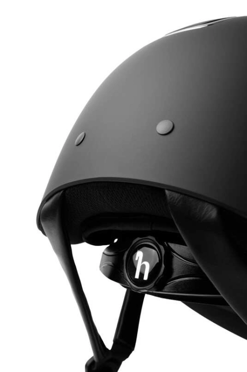Kask jeździecki z regulacją Horze Altitude w kolorze czarnym ze srebrem