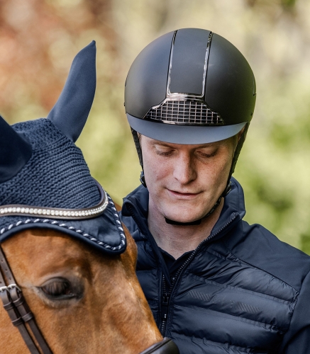 Kask jeździecki Swing H24 Chrome w kolorze czarny mat zaprezentowany przez modela