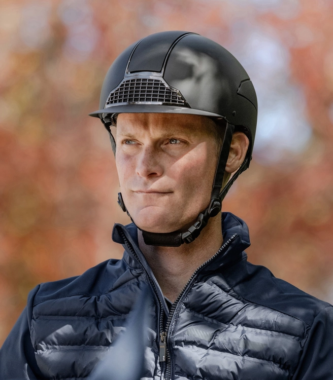 Kask jeździecki Swing H24 Chrome w kolorze czarny mat zaprezentowany przez modela